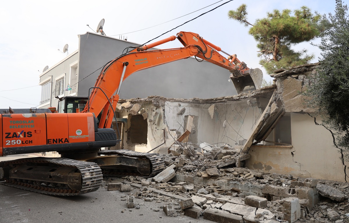 TOROSLAR’DA TEHLİKE OLUŞTURAN METRUK BİNALAR YIKILIYOR