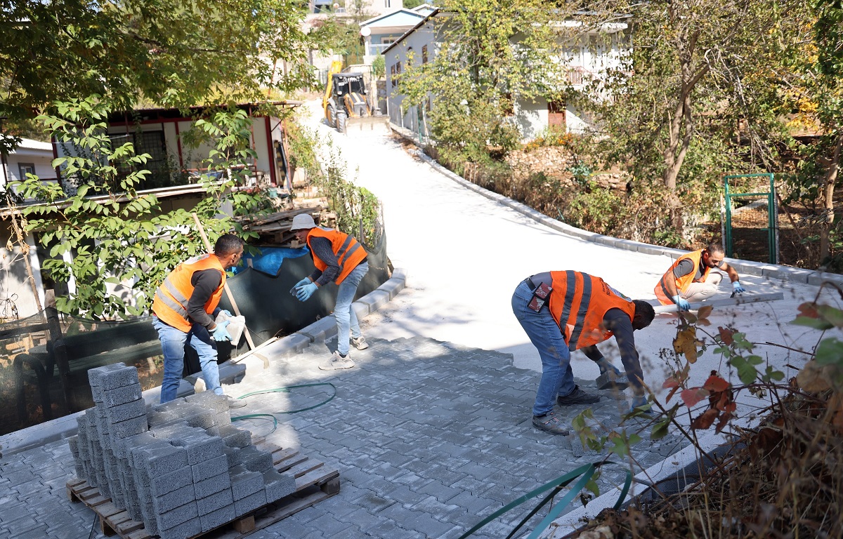 TOROSLAR BELEDİYESİ, YAYLA YOLLARINI KİLİT PARKEYLE YENİLİYOR