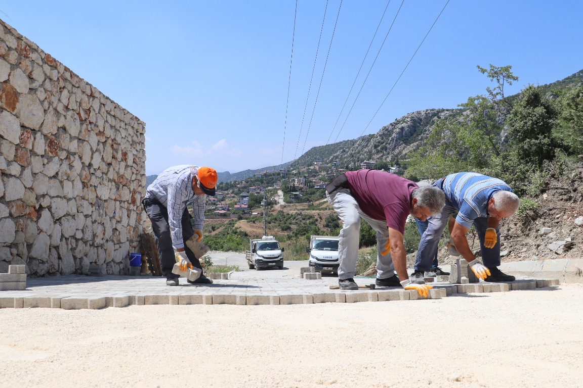 TOROSLAR BELEDİYESİNİN YOL YAPIM VE ÇEVRE DÜZENLEME ÇALIŞMALARI DEVAM EDİYOR