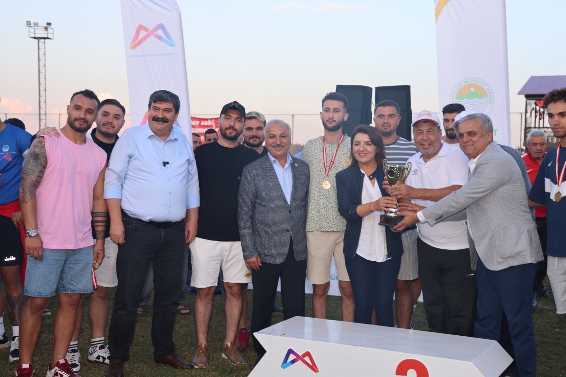TOROSLAR’DA ZAFER KUPASININ ŞAMPİYONU BURHAN SPOR