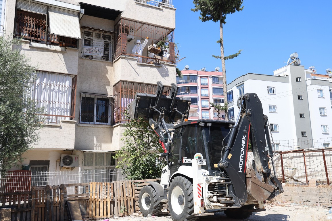 ÇÖP EV, ÜÇÜNCÜ KEZ TEMİZLENDİ! 6 TON ÇÖP ÇIKTI
