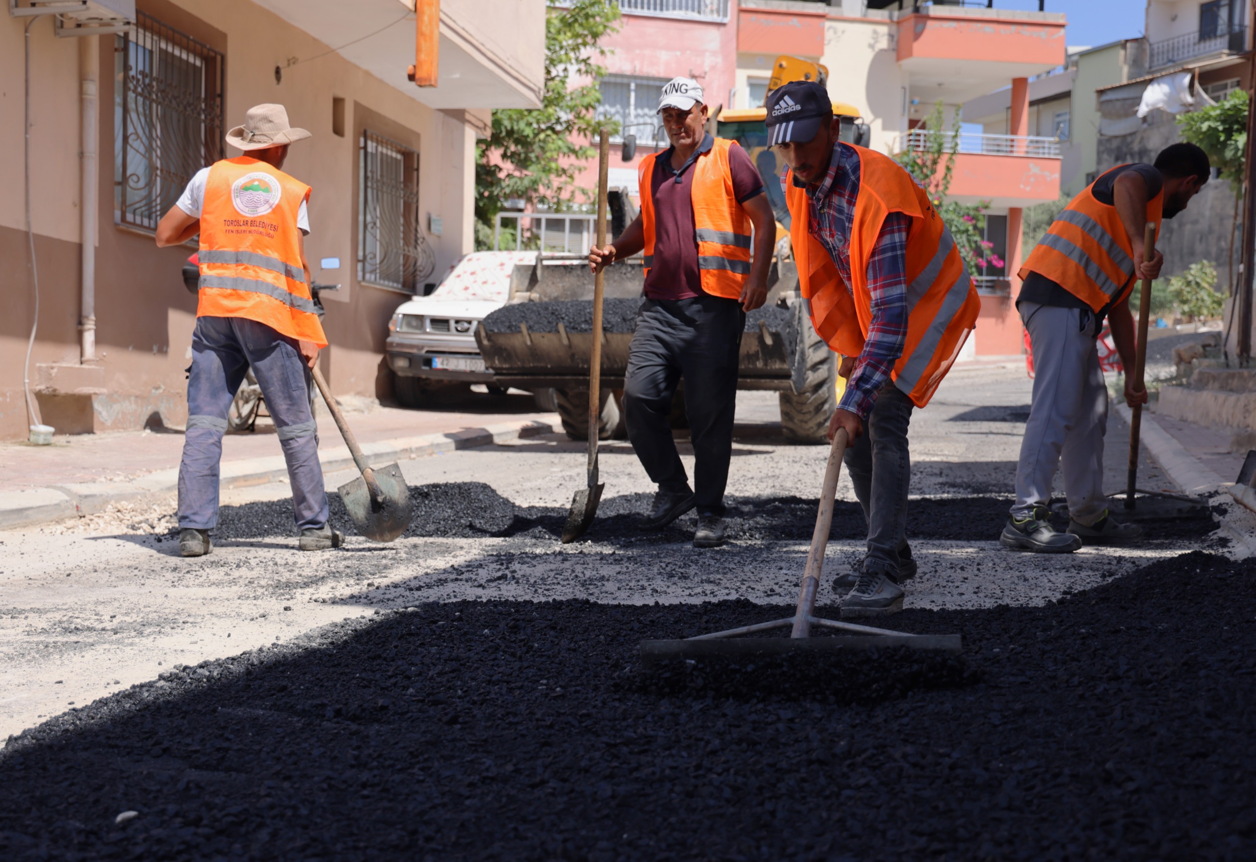 TOROSLAR’DA ASFALT BAKIM VE YENİLEME ÇALIŞMALARI HIZ KESMİYOR