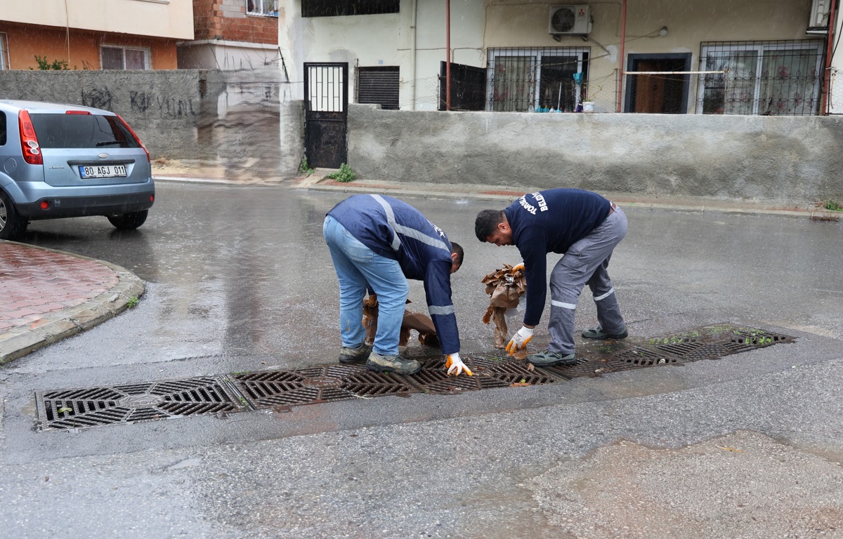 TOROSLAR BELEDİYESİ ŞİDDETLİ YAĞIŞLARA KARŞI SAHADA: MAZGALLAR TEK TEK TEMİZLENİYOR