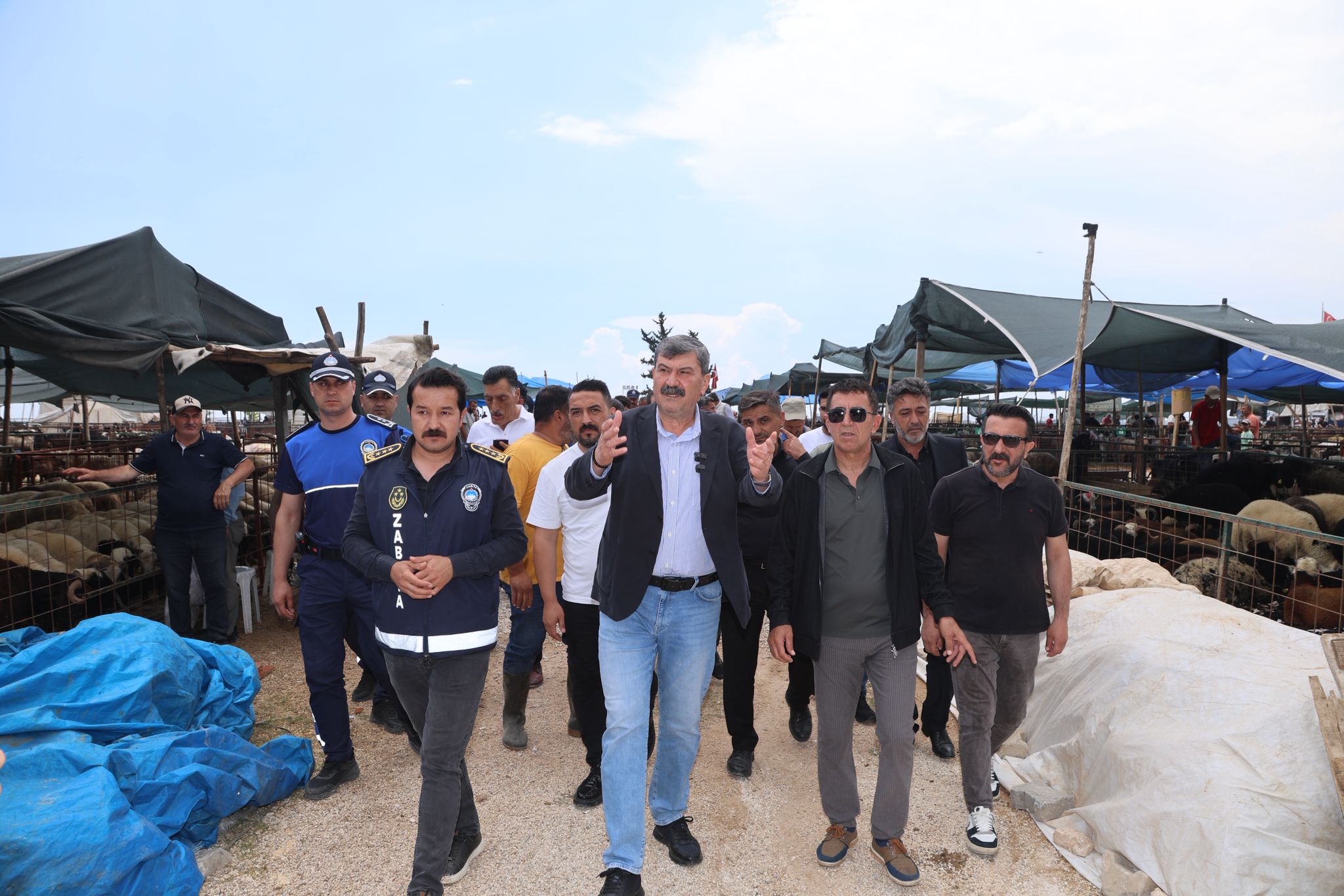BAŞKAN YILDIZ KURBAN SATIŞ ALANINI ZİYARET ETTİ