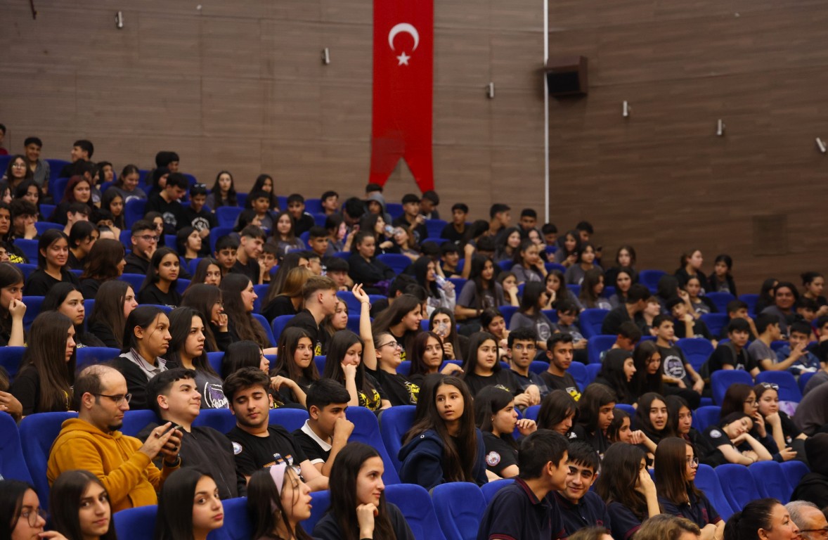 TOROSLAR’DA GENÇLERE DİJİTAL DÜNYADA BİLİNÇLİ BİREY OLMA SEMİNERİ