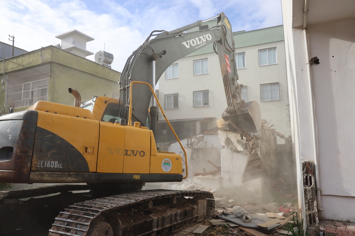TOROSLAR’DA METRUK YAPILAR YIKILIYOR