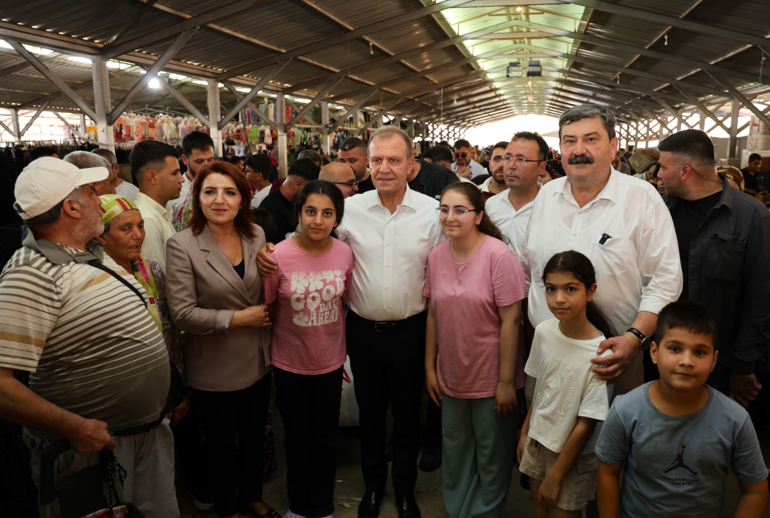 BAŞKAN YILDIZ VE BAŞKAN SEÇER’DEN GÜNEYKENT SEMT PAZARINA ZİYARET