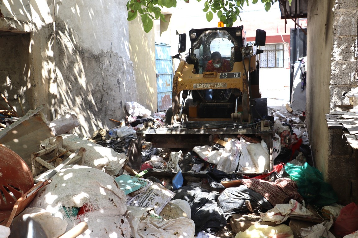TOROSLAR’DA ÇÖP EVE TEMİZLİK OPERASYONU