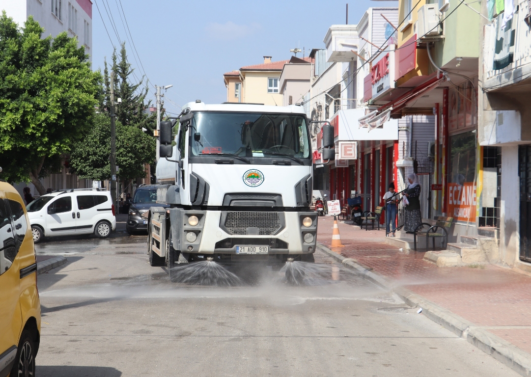 TOROSLAR’DA YOL YIKAMA ÇALIŞMALARI PERİYODİK OLARAK DEVAM EDİYOR