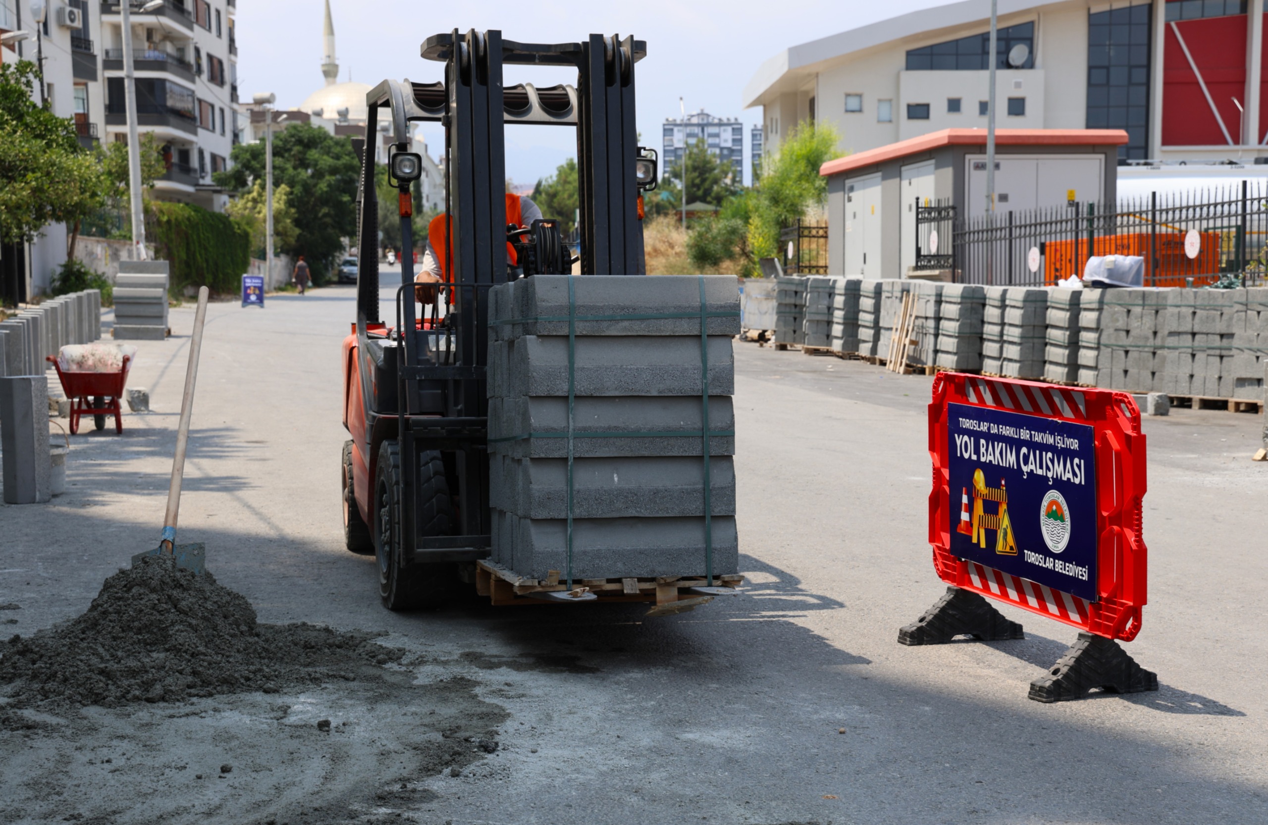 TOROSLAR’DA YOL VE KALDIRIM ÇALIŞMALARI HIZ KESMEDEN DEVAM EDİYOR