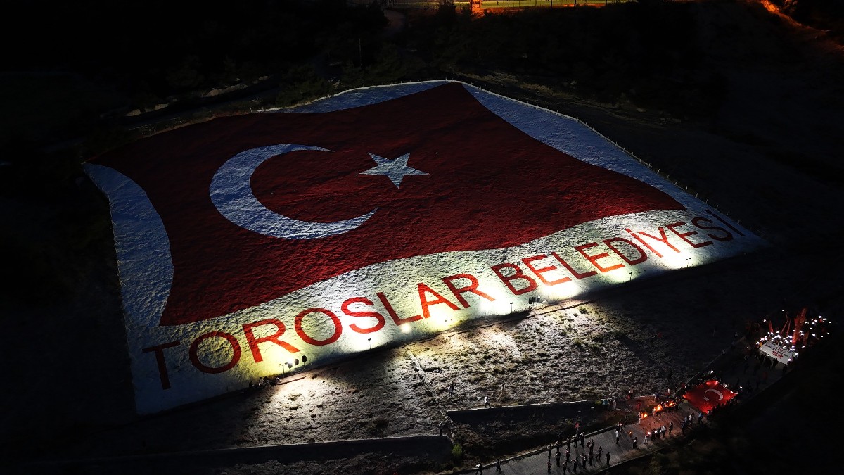 TOROSLAR’DA 19 MAYIS COŞKUSU, MEŞALELERLE YÜRÜDÜLER