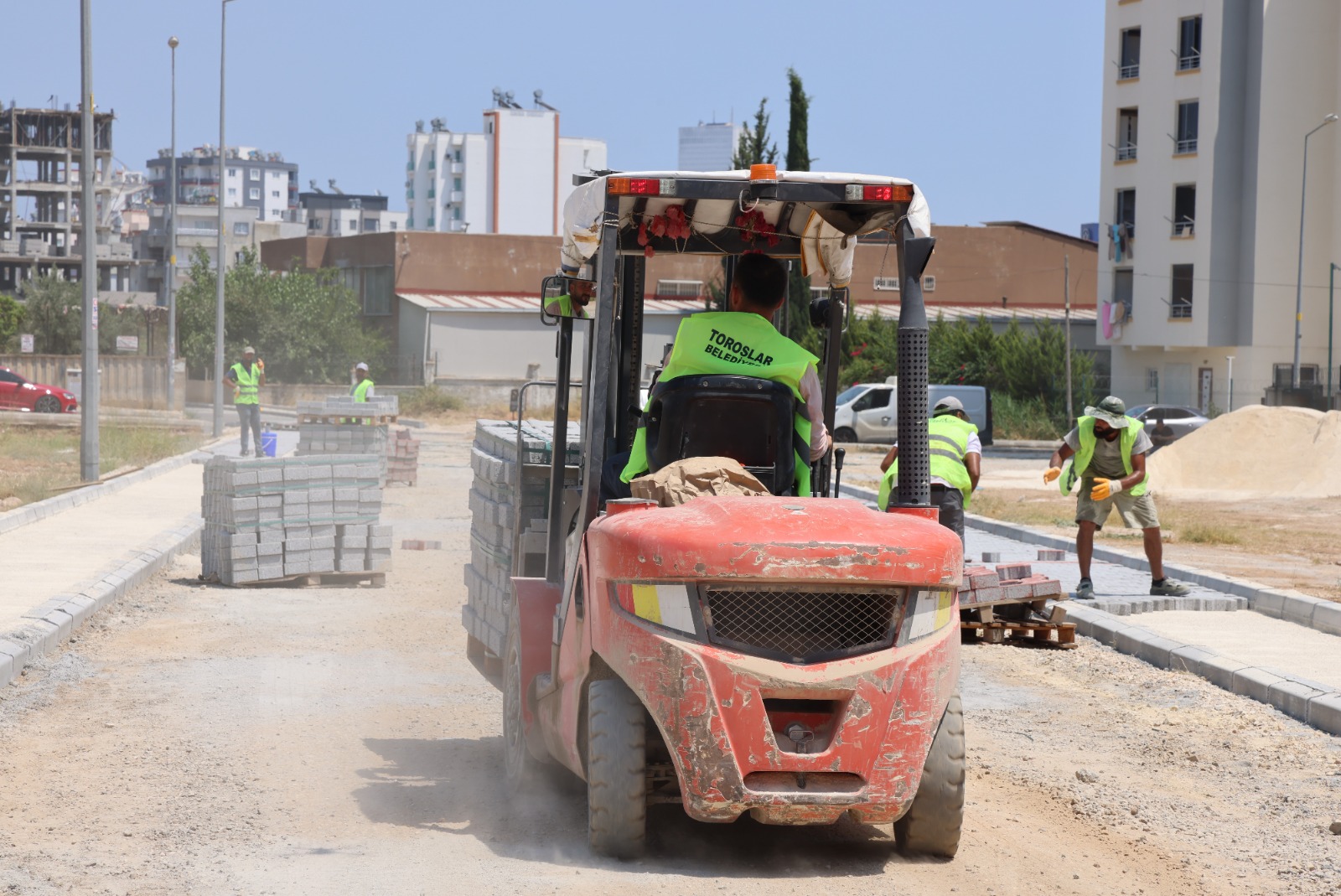 TOROSLAR’DA YOL VE KALDIRIM ÇALIŞMALARI HIZ KESMEDEN DEVAM EDİYOR