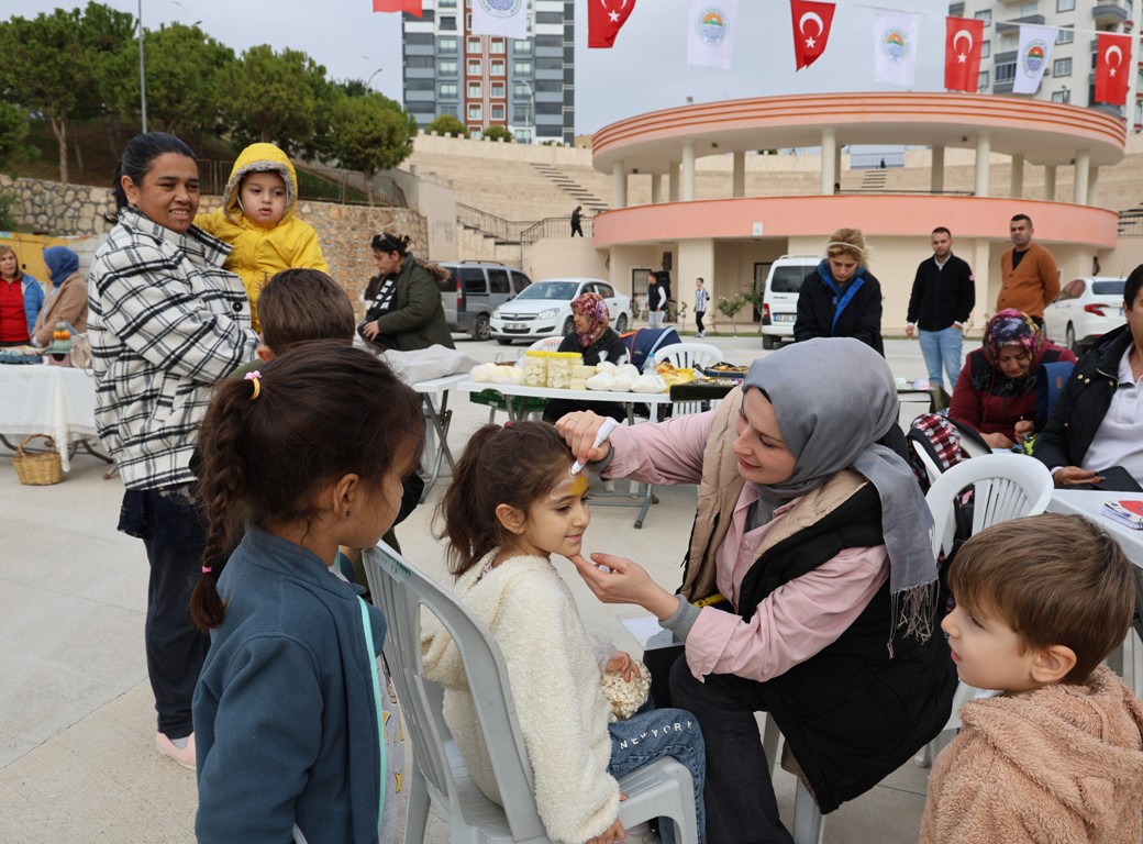 TOROSLAR BELEDİYESİNİN ÜRETİCİ KADIN STANTLARI BU KEZ YILBAŞI İÇİN KURULDU