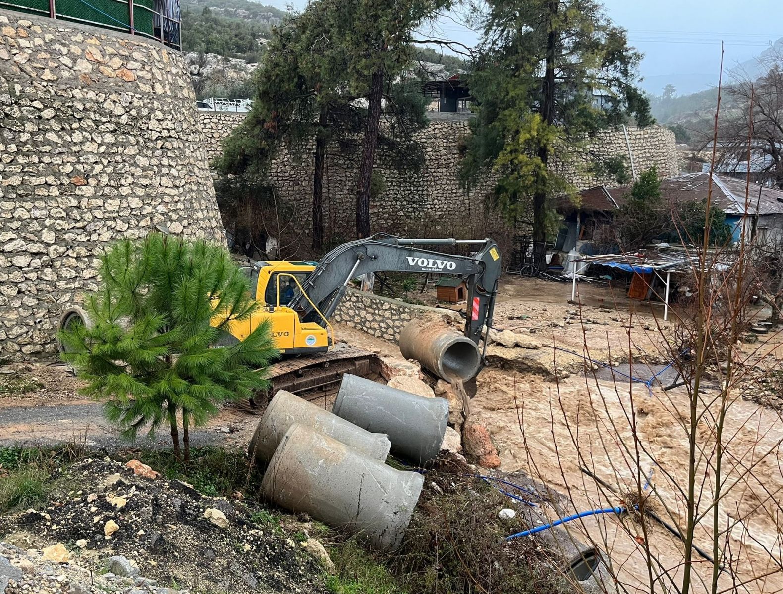 TOROSLAR BELEDİYESİ EKİPLERİNDEN YAĞIŞ MESAİSİ