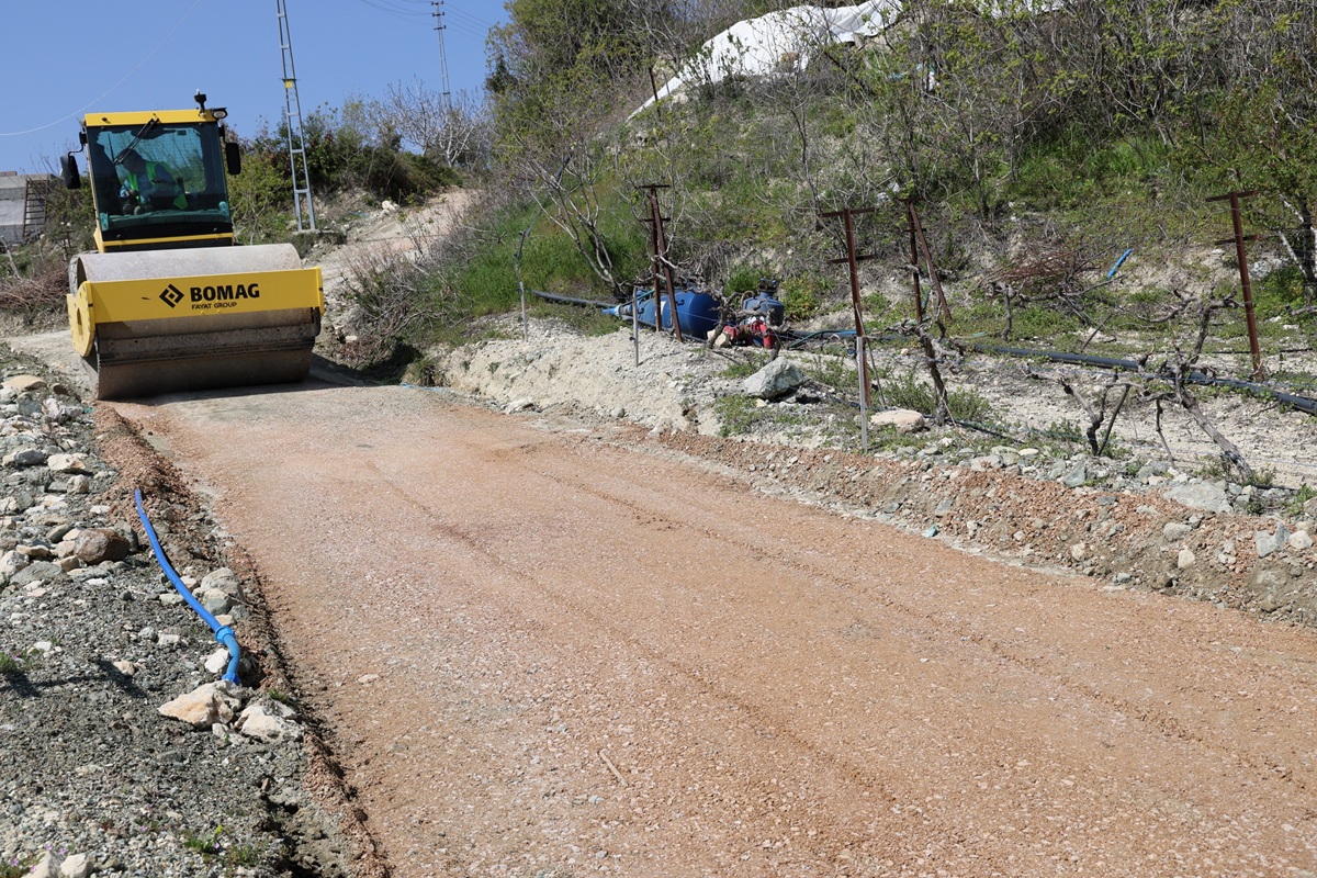 TOROSLAR’DA BAHÇE YOLLARI YENİLENİYOR