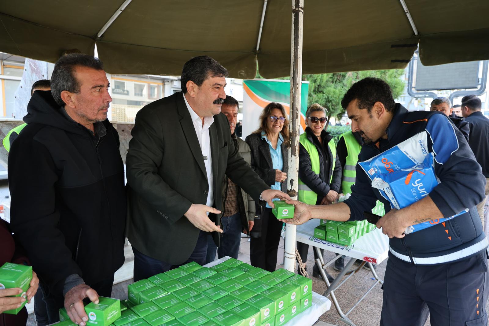 BAŞKAN YILDIZ, KANDİL SİMİDİ DAĞITTI