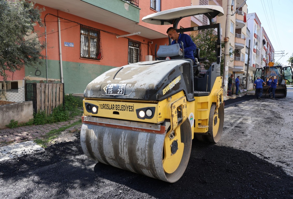 TOROSLAR’DA ASFALT BAKIM VE YENİLEME ÇALIŞMALARI SÜRÜYOR