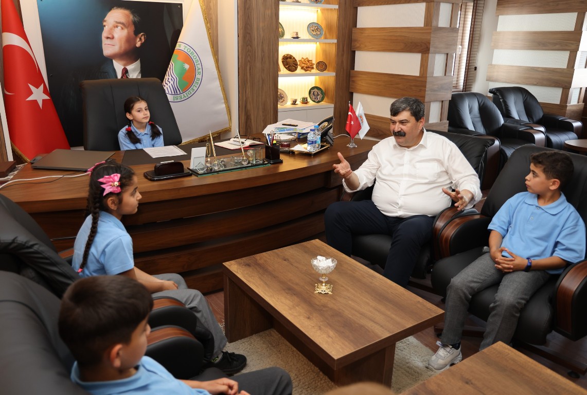 BAŞKAN YILDIZ, 23 NİSAN’DA KOLTUĞUNU MİNİK EYLÜL’E BIRAKTI