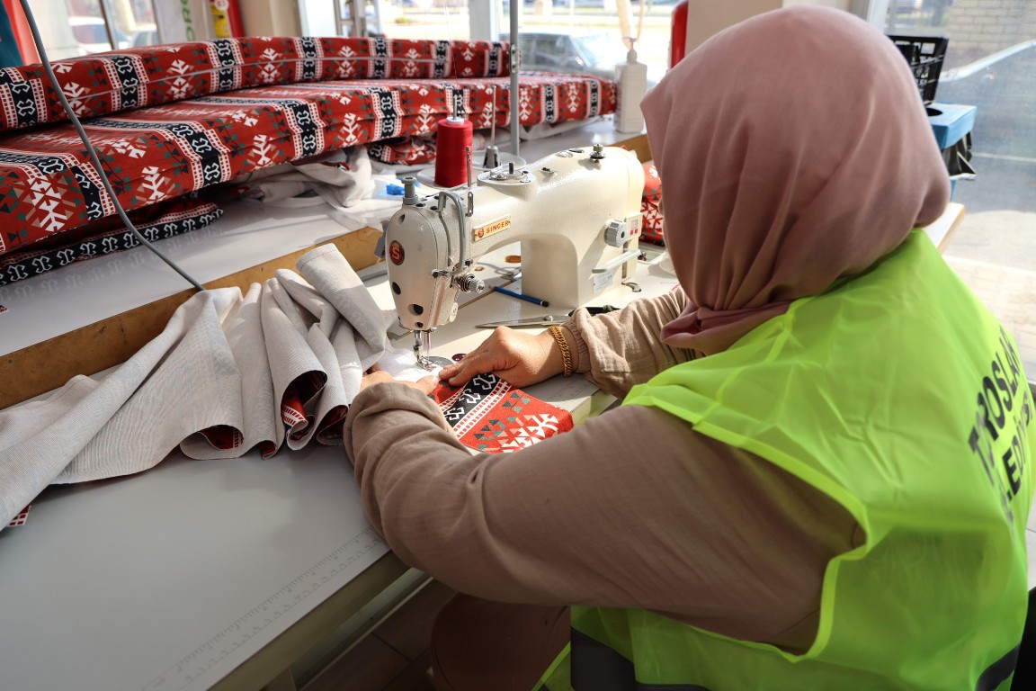 TOROSLAR’DA İHTİYAÇLAR BELEDİYE ATÖLYELERİNDE ÜRETİLİYOR