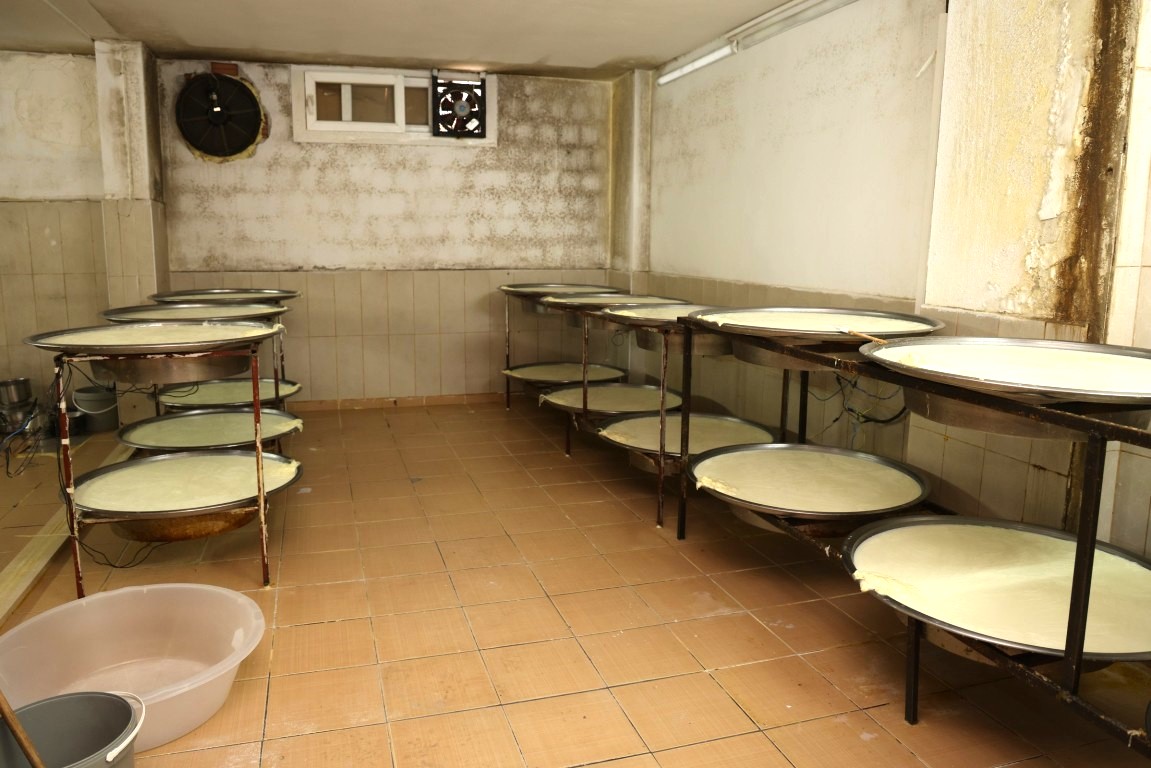 TOROSLAR ZABITASI, KAÇAK VE SAĞLIKSIZ SÜT ÜRÜNLERİ İMALATHANESİNİ MÜHÜRLEDİ