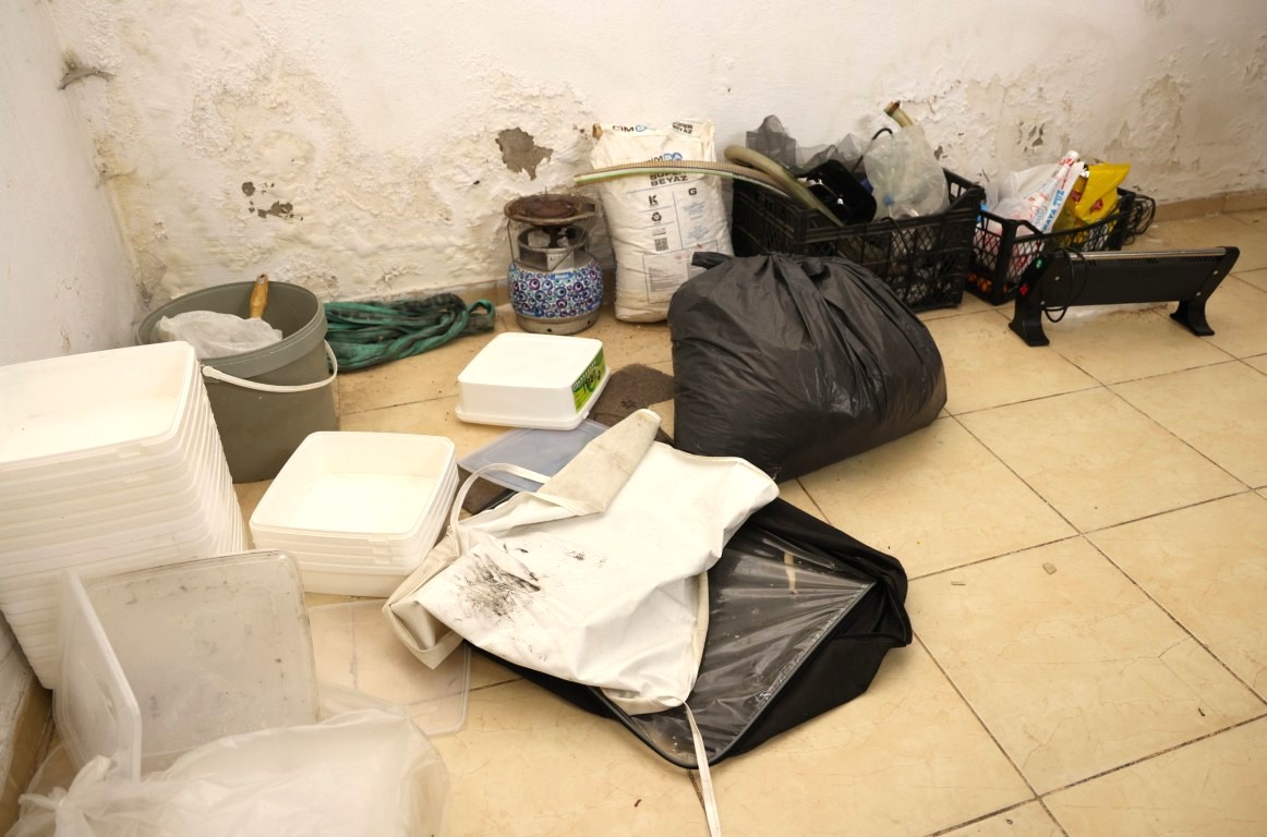 TOROSLAR ZABITASI, KAÇAK VE SAĞLIKSIZ SÜT ÜRÜNLERİ İMALATHANESİNİ MÜHÜRLEDİ