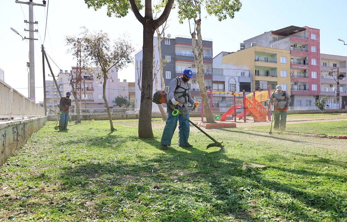 TOROSLAR’DA PARK VE YEŞİL ALANLAR BAKIMDAN GEÇİYOR