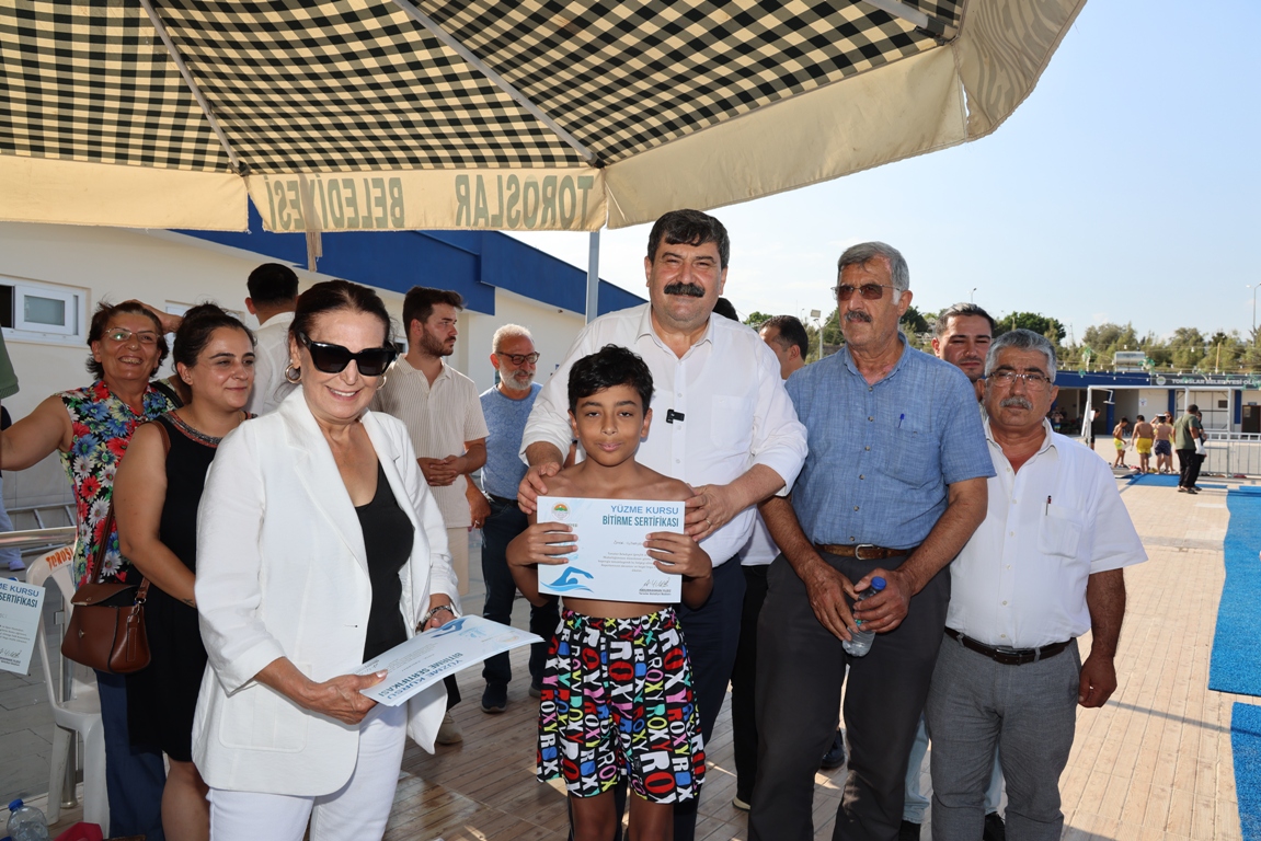 BAŞKAN YILDIZ, YÜZME KURSUNA KATILAN GENÇLERE SERTİFİKALARINI VERDİ
