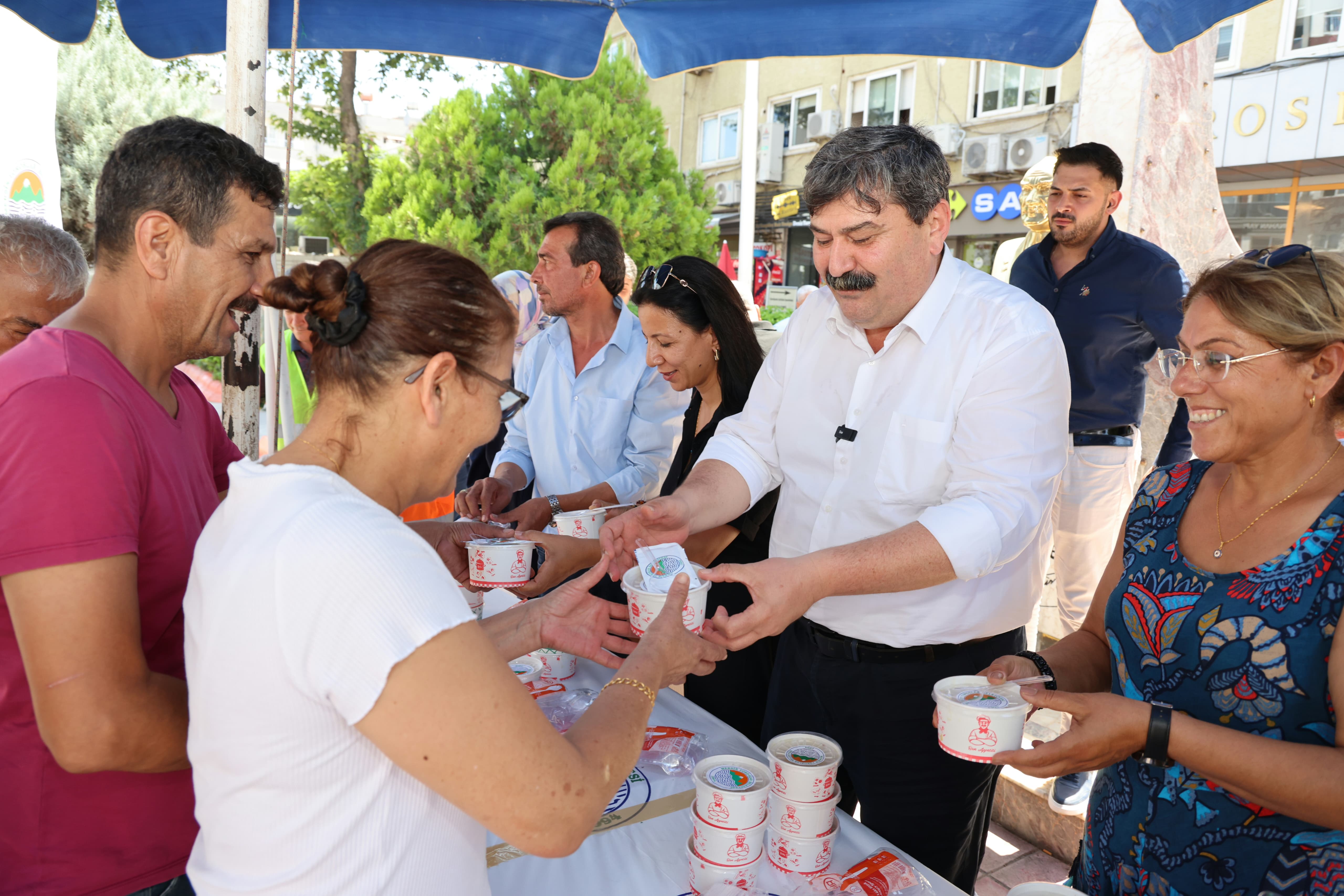 BAŞKAN YILDIZ, VATANDAŞLARA AŞURE İKRAM ETTİ