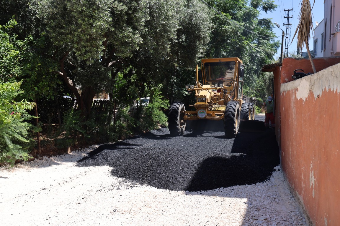 TOROSLAR’DA ASFALT BAKIM ÇALIŞMALARI ARALIKSIZ SÜRÜYOR