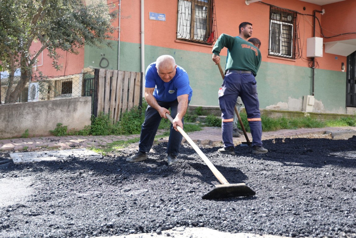 TOROSLAR’DA ASFALT BAKIM VE YENİLEME ÇALIŞMALARI SÜRÜYOR