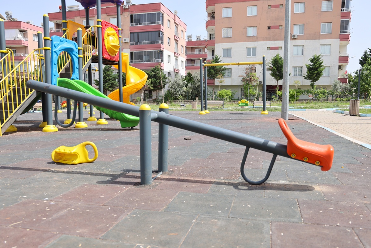 VANDALLAR ÇOCUKLARIN PARKINA ZARAR VERDİ