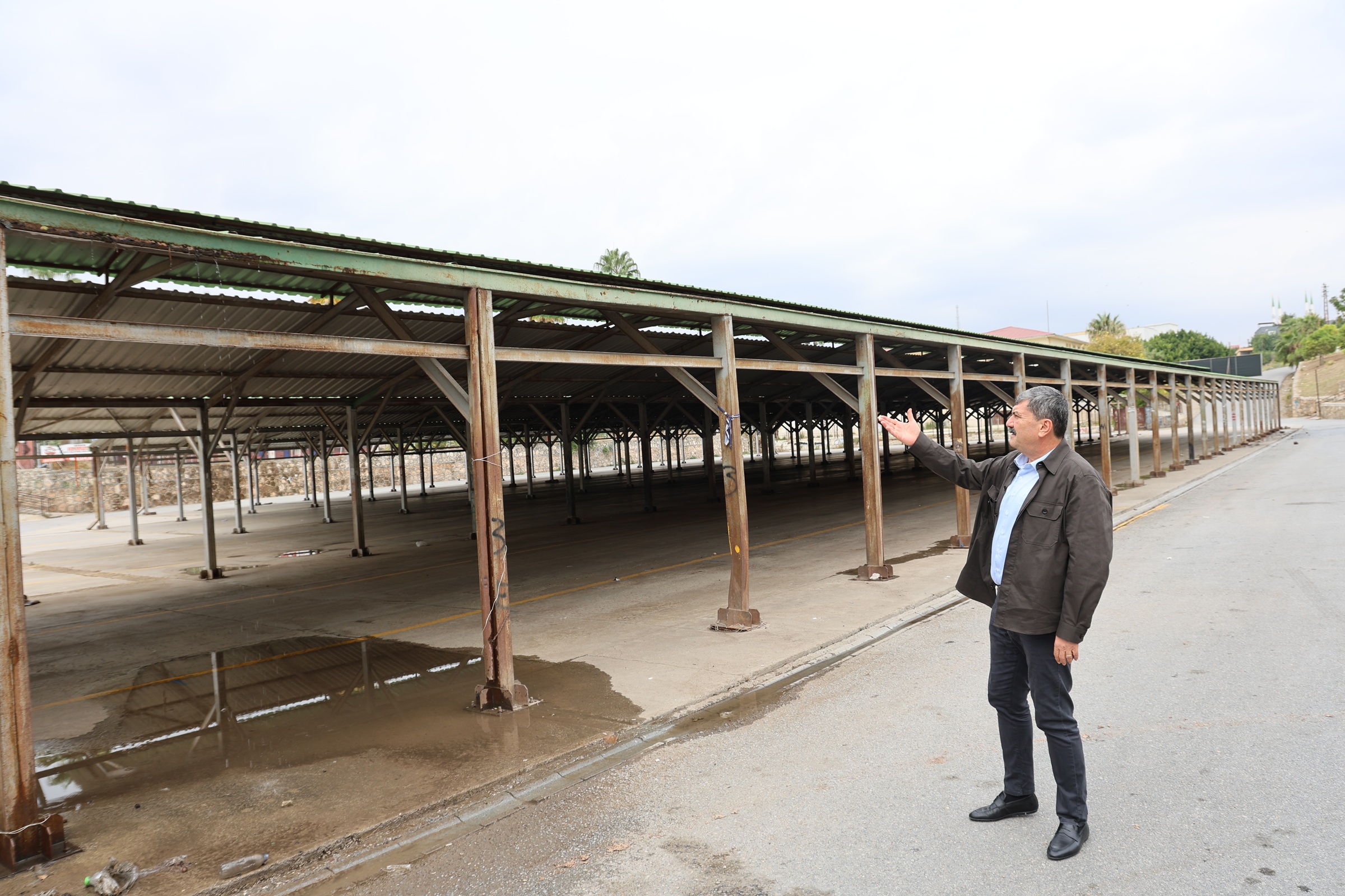 TOROSLAR’DA BELEDİYE EKİPLERİ, BU KEZ ÇÖPLERİ ÇATILARDAN TOPLUYOR