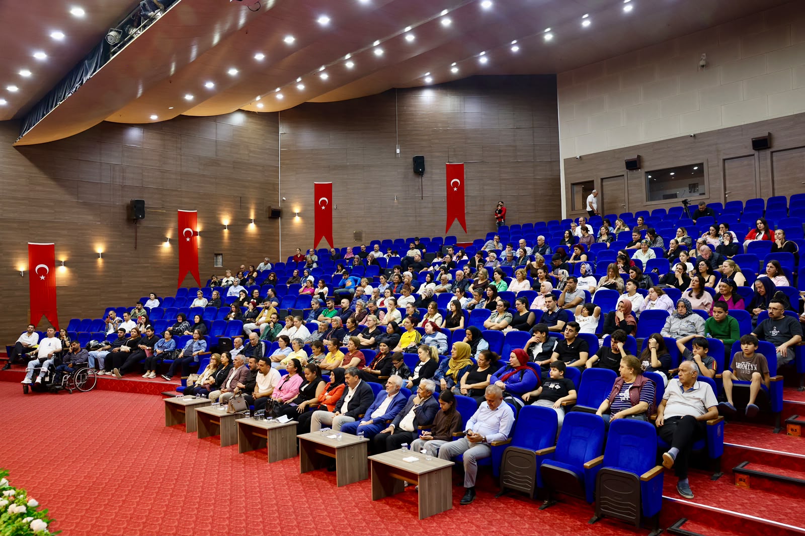 TOROSLAR’DA “ANNE ELİMİ BIRAKMA” TİYATRO OYUNU YÜREKLERE DOKUNDU - Görsel 6