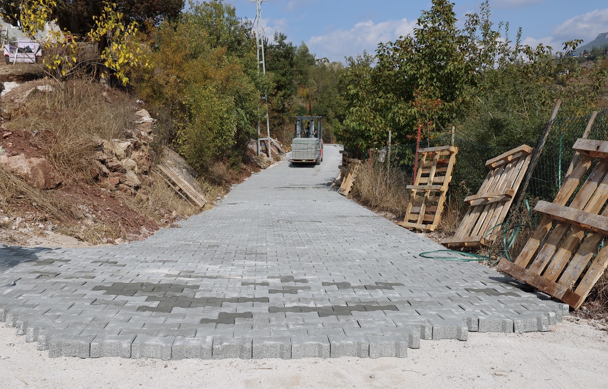 TOROSLAR BELEDİYESİ, YAYLA YOLLARINI KİLİT PARKEYLE YENİLİYOR