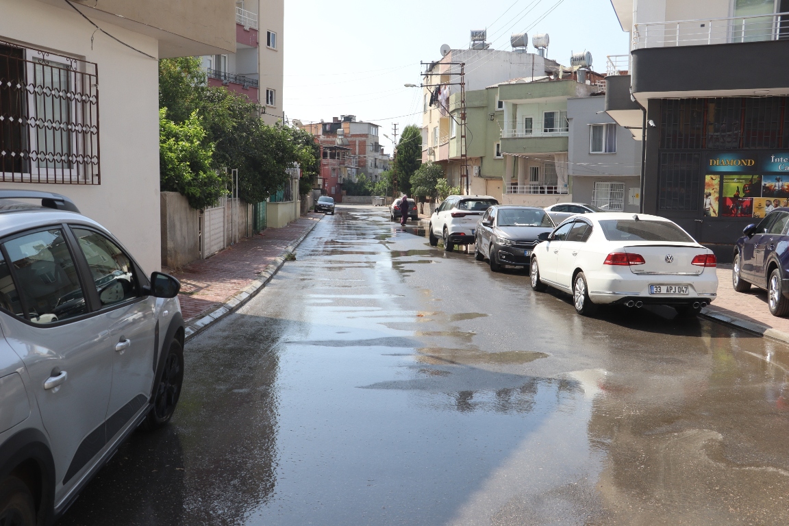TOROSLAR’DA YOL YIKAMA ÇALIŞMALARI PERİYODİK OLARAK DEVAM EDİYOR