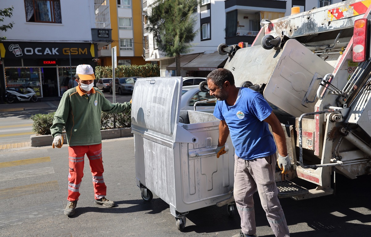 TOROSLAR BELEDİYESİ YIPRANAN ÇÖP KONTEYNERLERİNİ GERİ KAZANIYOR