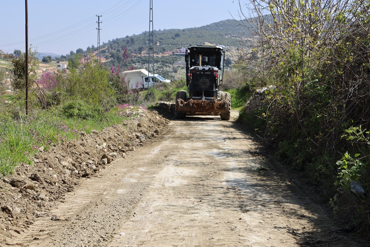 TOROSLAR’DA BAHÇE YOLLARI YENİLENİYOR