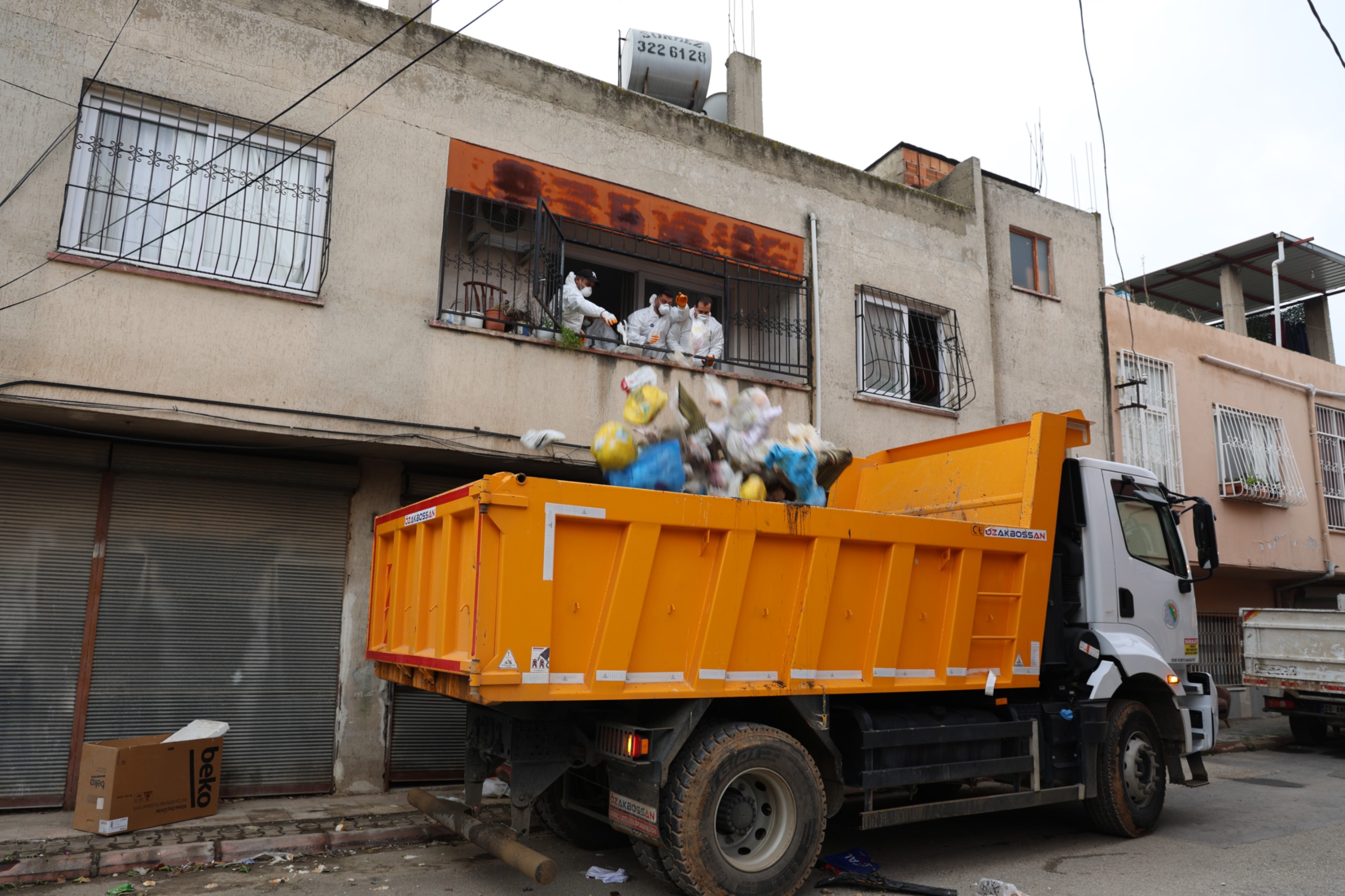 Toroslar Belediyesinden Çöp Ev Temizliği: 8 Ton Atık Çıkarıldı 115 Bin Lira ve Ruhsatsız Silah Bulundu
