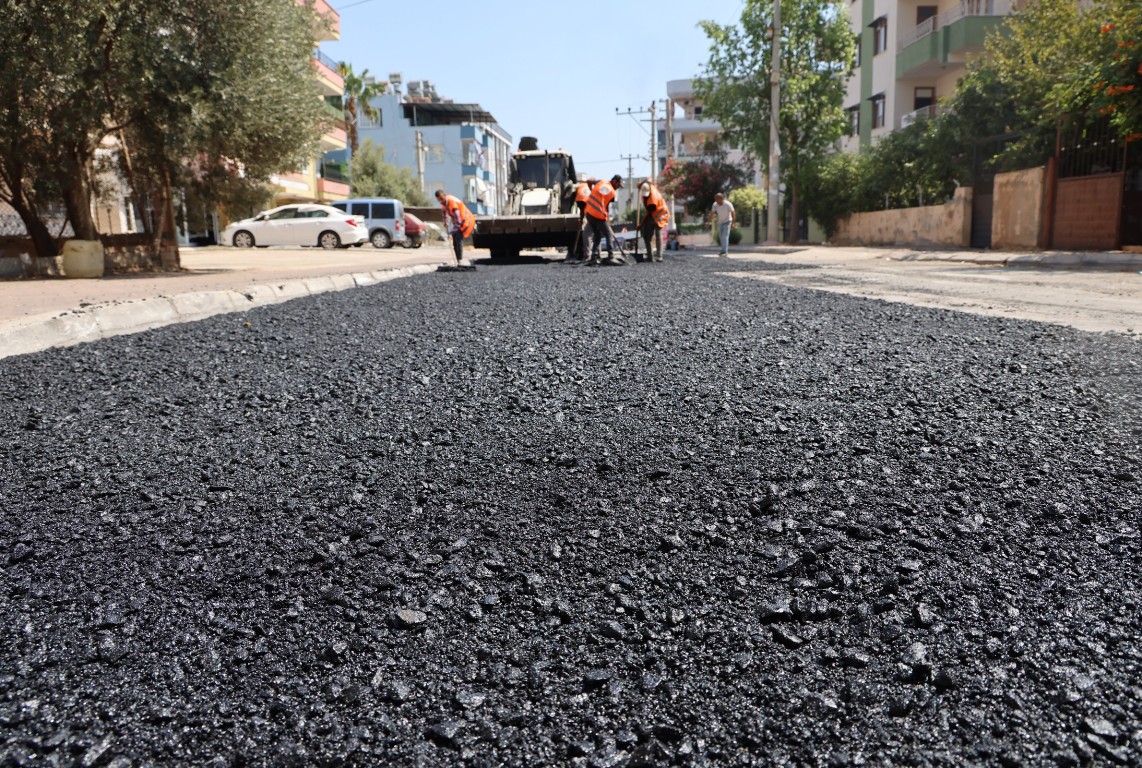 TOROSLAR BELEDİYESİ, İLÇENİN DÖRT BİR YANINDA YOLLARI YENİLİYOR