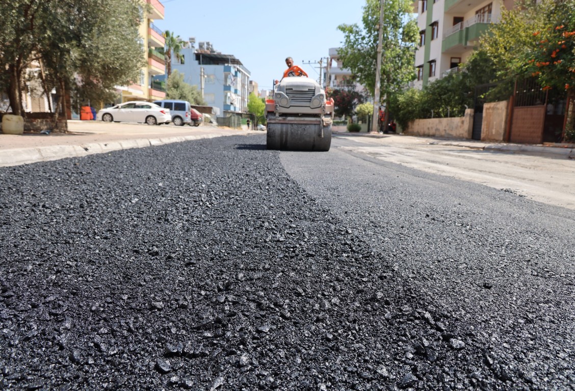 TOROSLAR BELEDİYESİ, İLÇENİN DÖRT BİR YANINDA YOLLARI YENİLİYOR