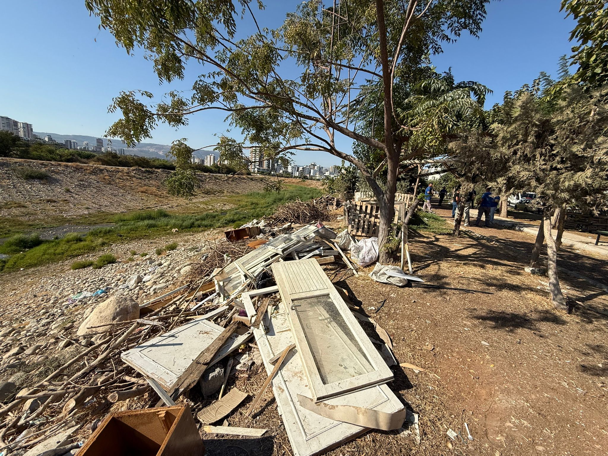 MÜFTÜ DERESİ YÜRÜYÜŞ YOLUNDA İŞGALE SON: TOROSLAR BELEDİYESİNDEN DÜZENLEME