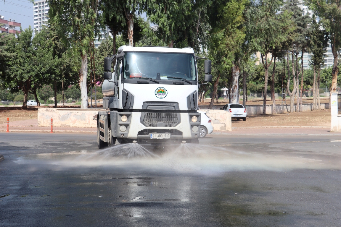 TOROSLAR’DA YOL YIKAMA ÇALIŞMALARI PERİYODİK OLARAK DEVAM EDİYOR