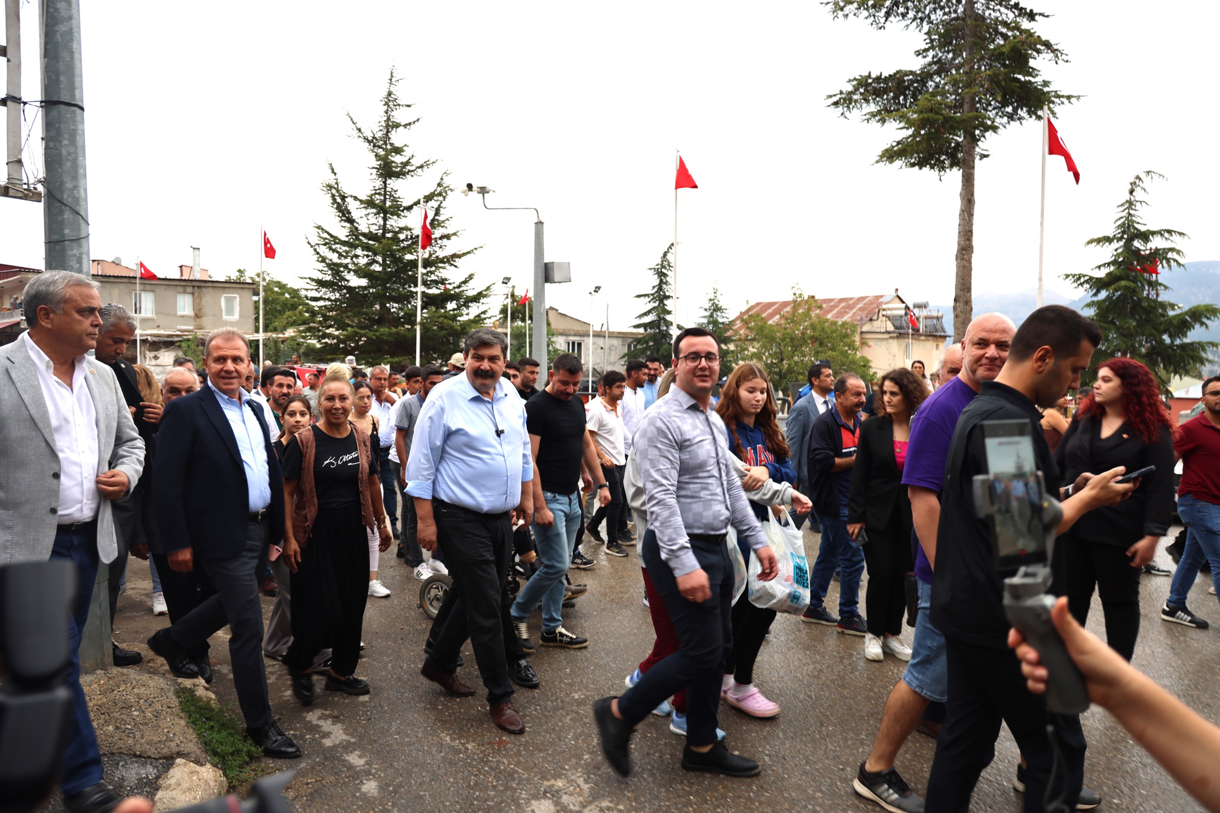 Belediye Başkanı Abdurrahman Yıldız, kırsal mahallelerde vatandaşlarla buluştu