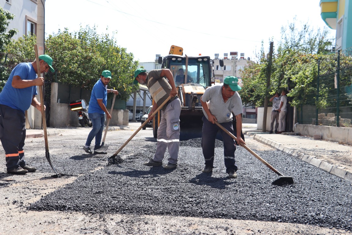 TOROSLAR’DA YOL YENİLEME ÇALIŞMALARI SÜRÜYOR