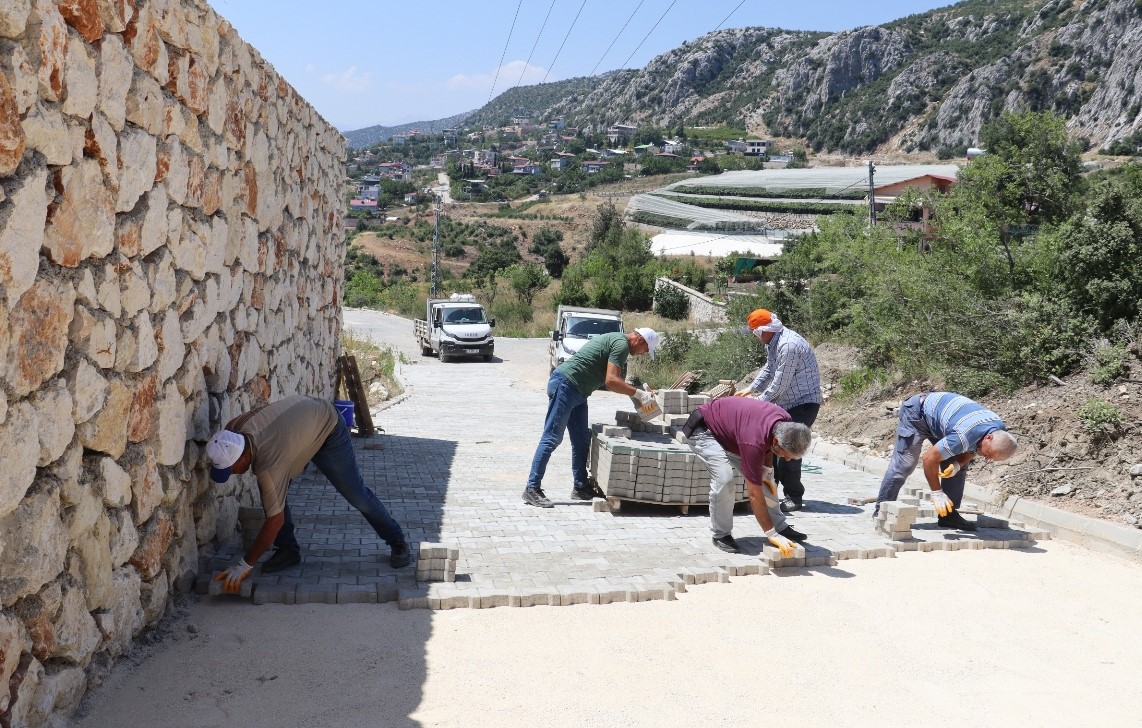 TOROSLAR BELEDİYESİNİN YOL YAPIM VE ÇEVRE DÜZENLEME ÇALIŞMALARI DEVAM EDİYOR