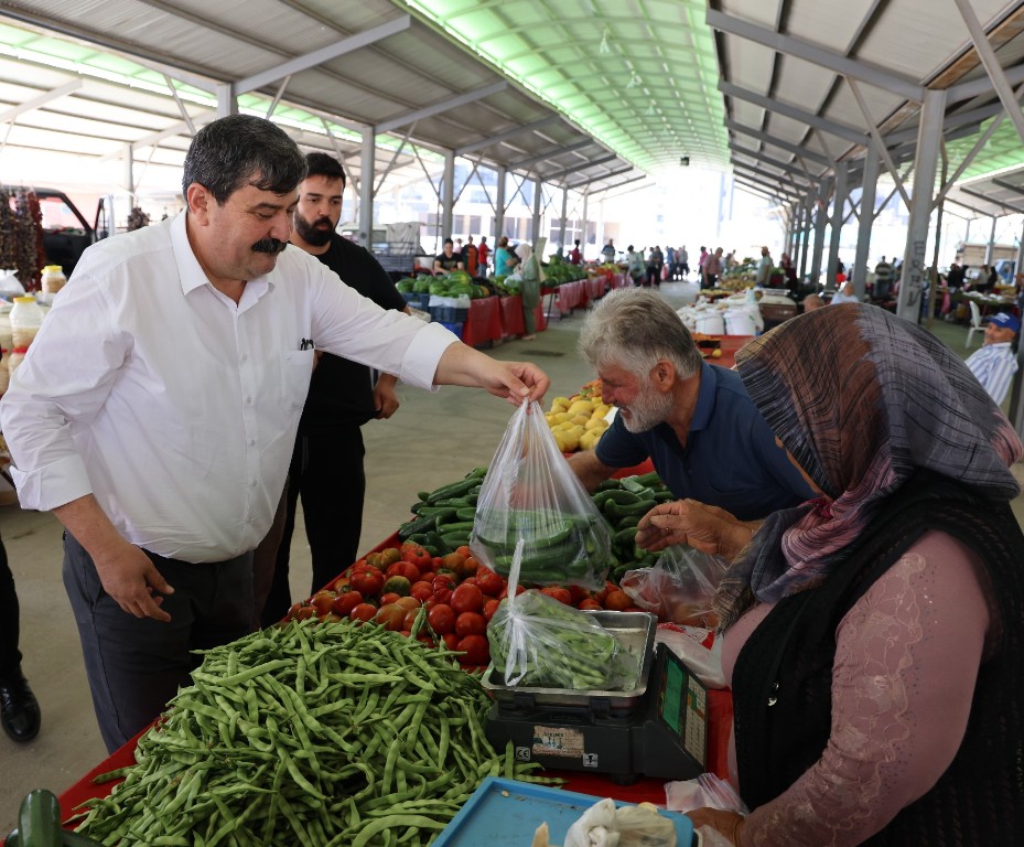BAŞKAN YILDIZ, ÜRETİCİ VE KÖYLÜ PAZARINI GEZDİ