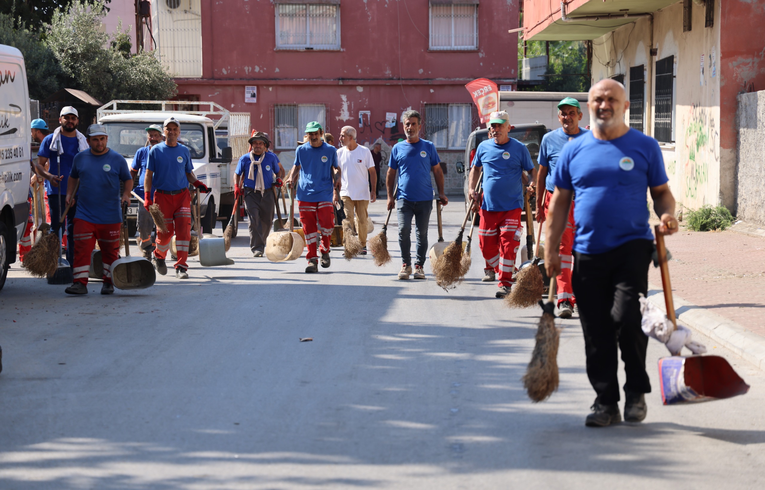 Belediyenin gelirine el konuldu,  başkan ve meclis üyeleri temizlik için sahaya indi
