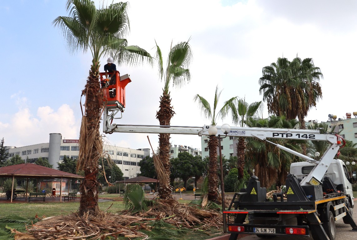 TOROSLAR BELEDİYESİ PARK VE YEŞİL ALANLARDA ÇALIŞMALARINI SÜRDÜRÜYOR