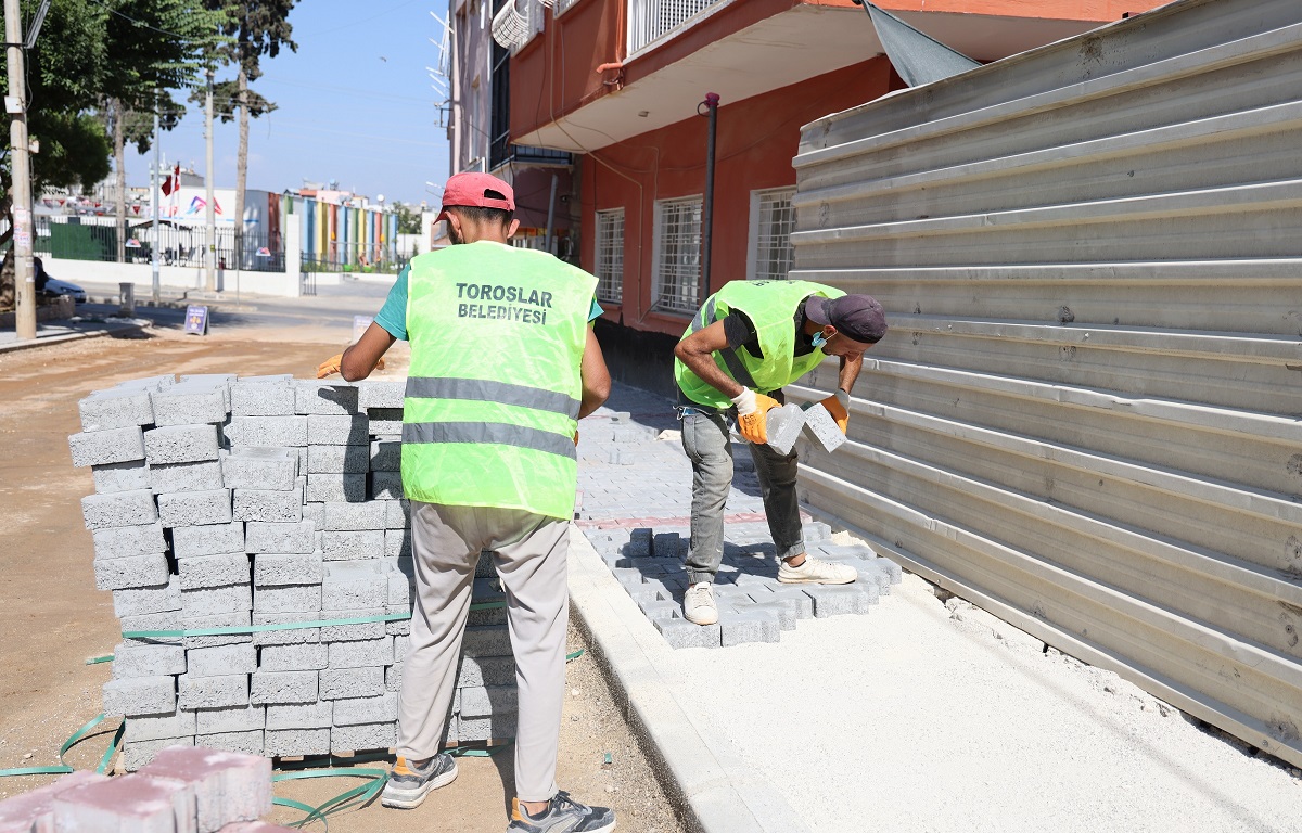 TOROSLAR’DA YOLLAR YENİLENİYOR, ULAŞIM RAHATLIYOR