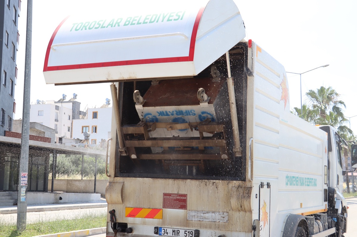 TOROSLAR’DA ÇÖP KONTEYNERLERİ YIKANIP DEZENFEKTE EDİLİYOR